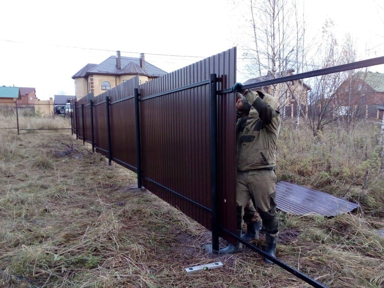 Строим своими руками ограждение на винтовых сваях