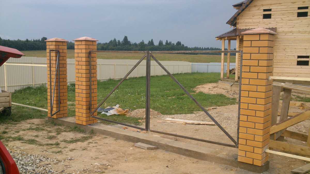 Крепление ворот к кирпичным столбам: советы профессионалов