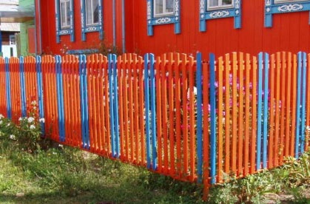 Чем покрасить забор из штакетника: выбираем краску. чем покрасить деревянный штакетник чем покрыть деревянный штакетник