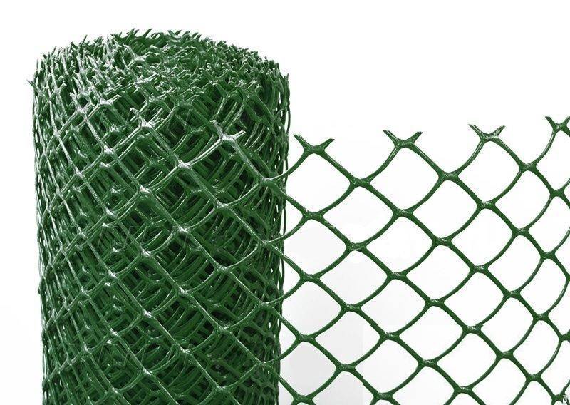 Забор из современных материалов типа пластиковой сетки рабицы (пвх)