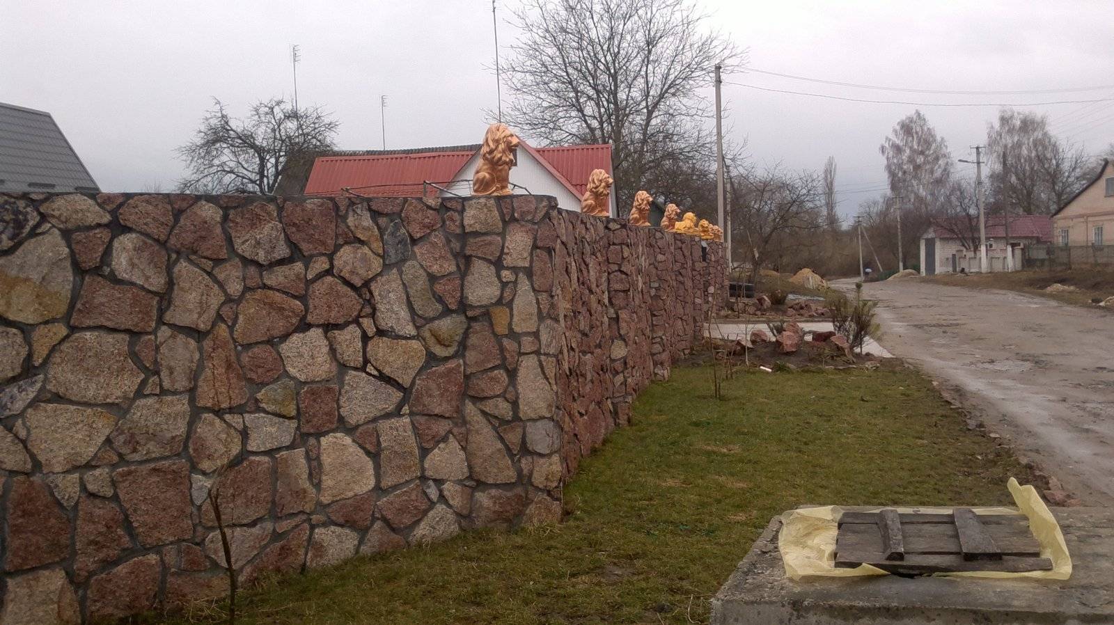 Забор из камня