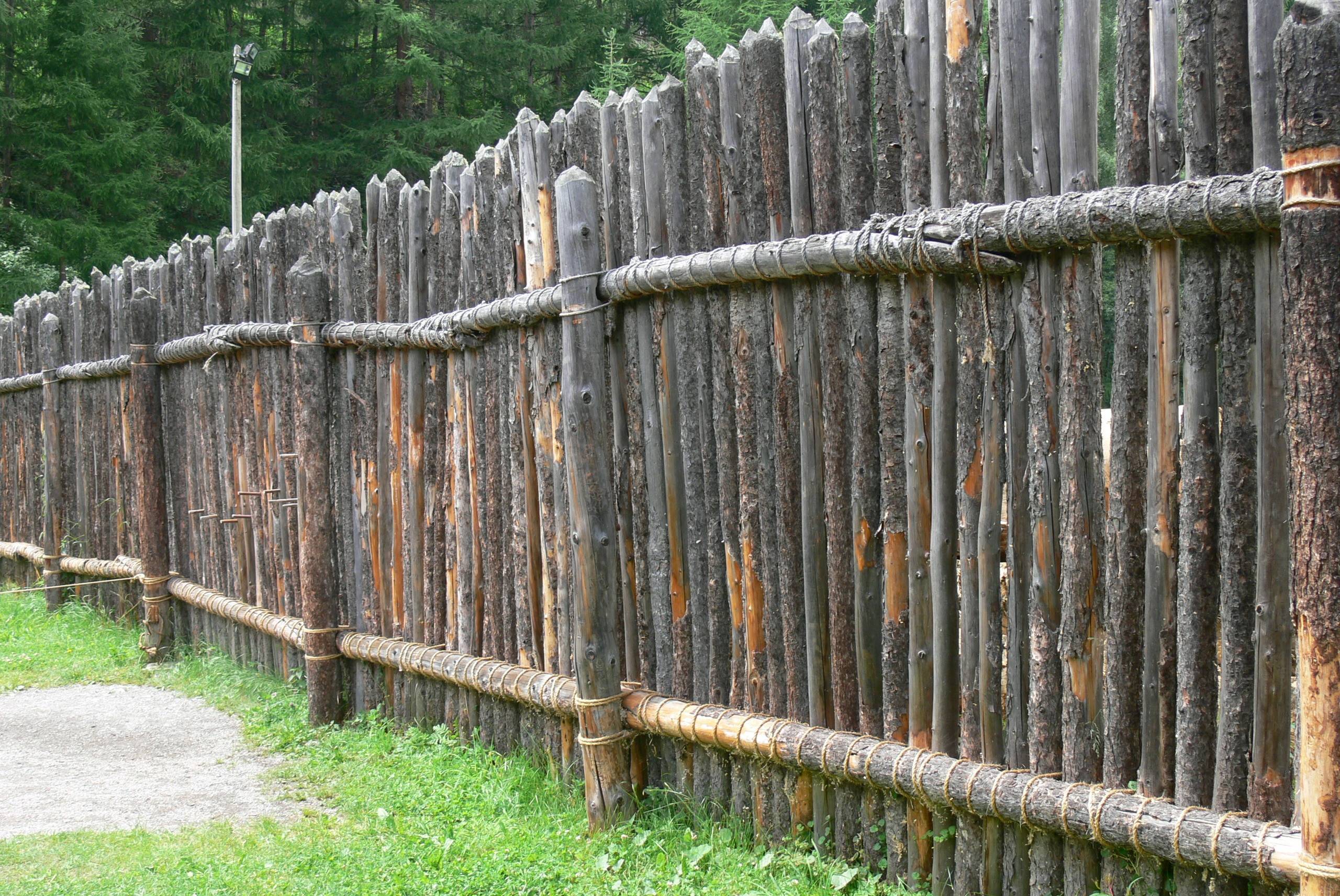 Забор своими руками из подручных материалов - варианты конструкций