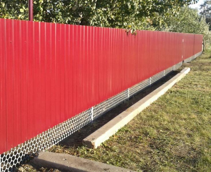 Чем закрыть низ ворот от животных на даче: убираем щель до земли от бродячих кошех и собак, фото и видео