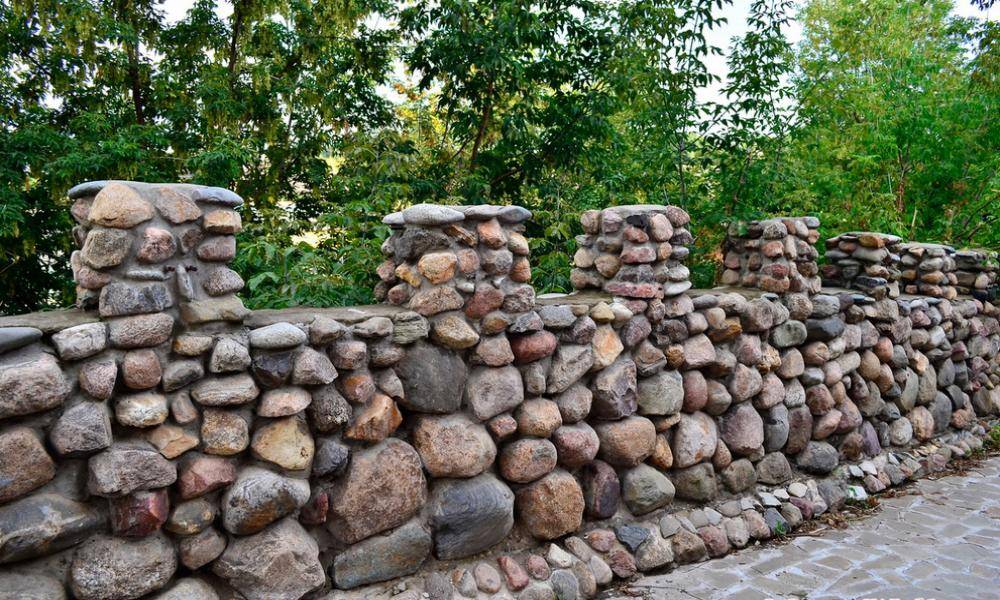 Каменный забор: устройство, виды, достоинства, недостатки