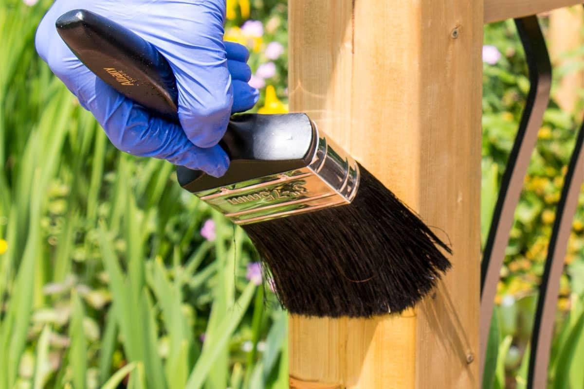 5 дешевых вариантов покрасить деревянный забор на даче