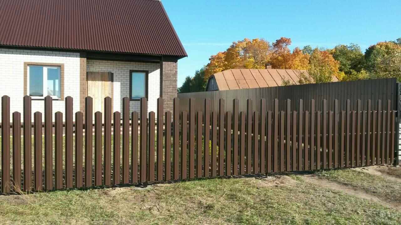 Деревянный забор: покраска надолго, как и какой краской