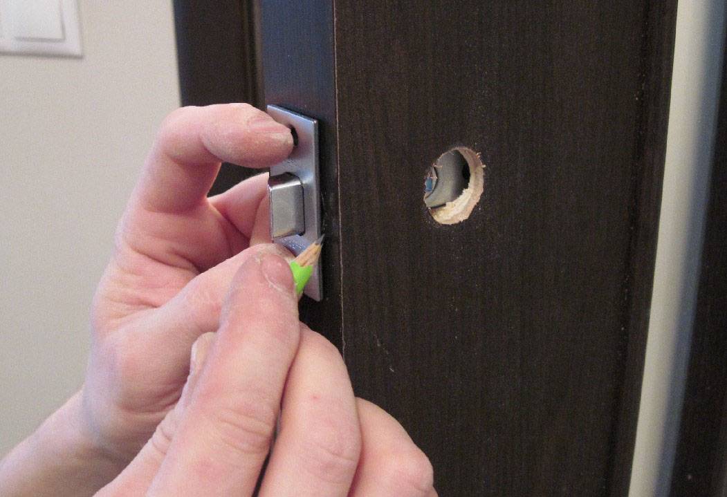 Как установить ручки для межкомнатных дверей своими руками