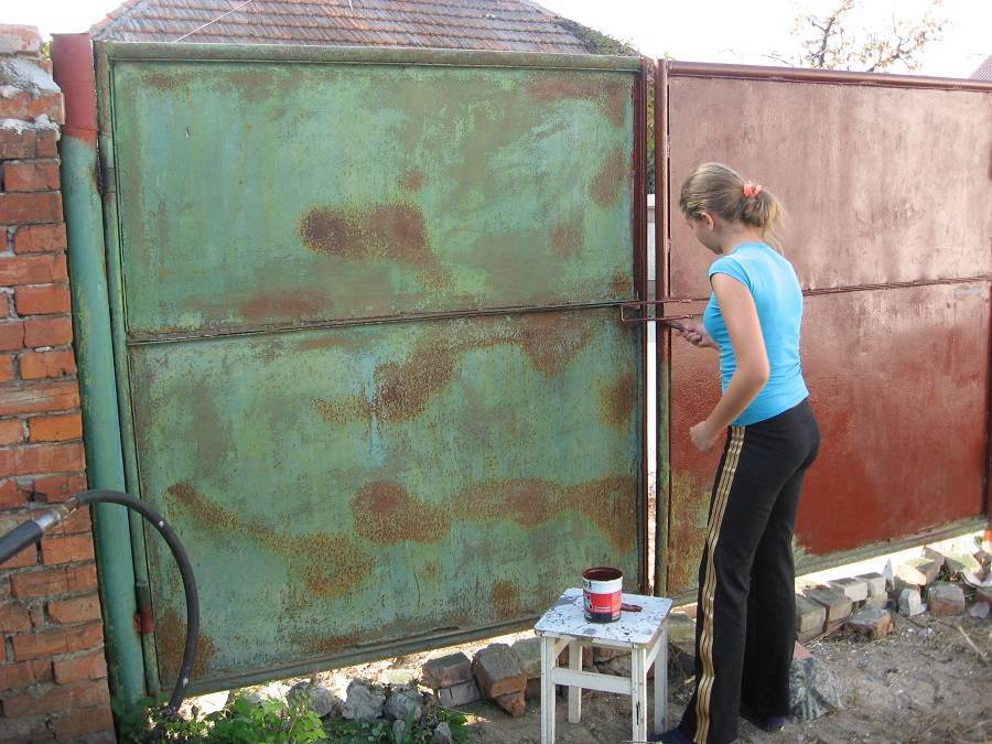Как покрасить ворота гаража своими руками