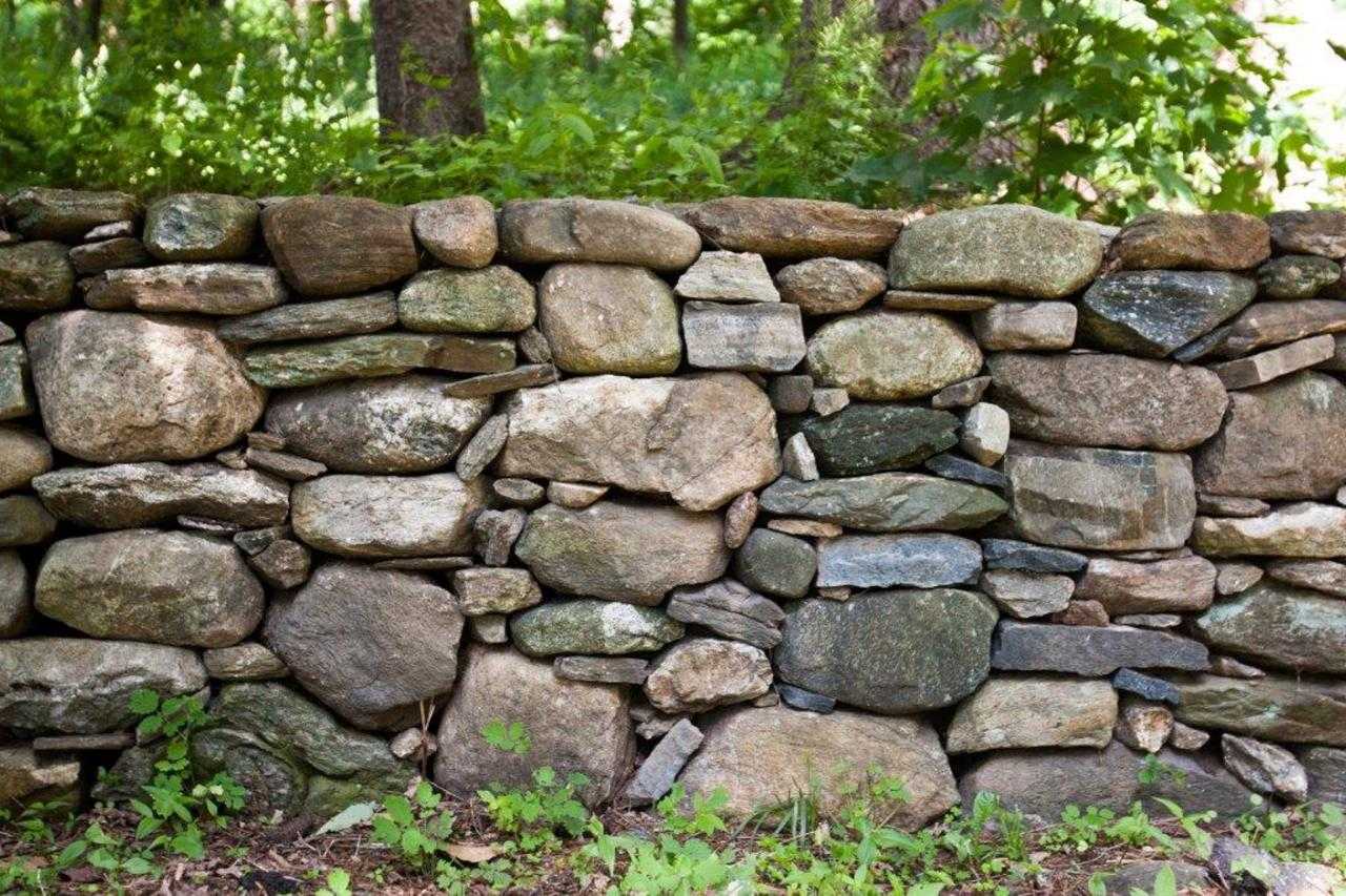 Как сделать забор из камней