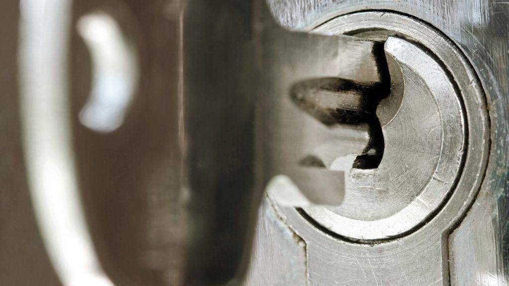 Как открыть дверь без ключа самостоятельно в квартире без повреждения и без взлома: полезные рекомендации и доступные способы