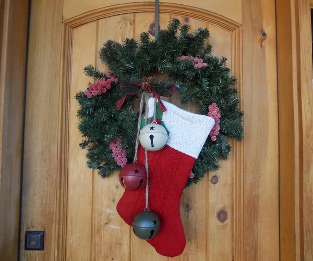 Украшение двери к новому году: как украсить входную дверь?