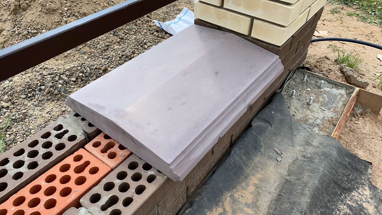 Парапеты для забора: установка на кирпичный, из профнастила и бетона