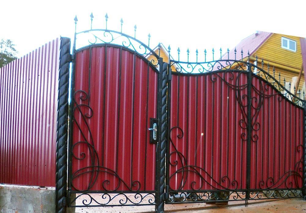 Ворота из профнастила с оригинальными элементами ковки своими руками