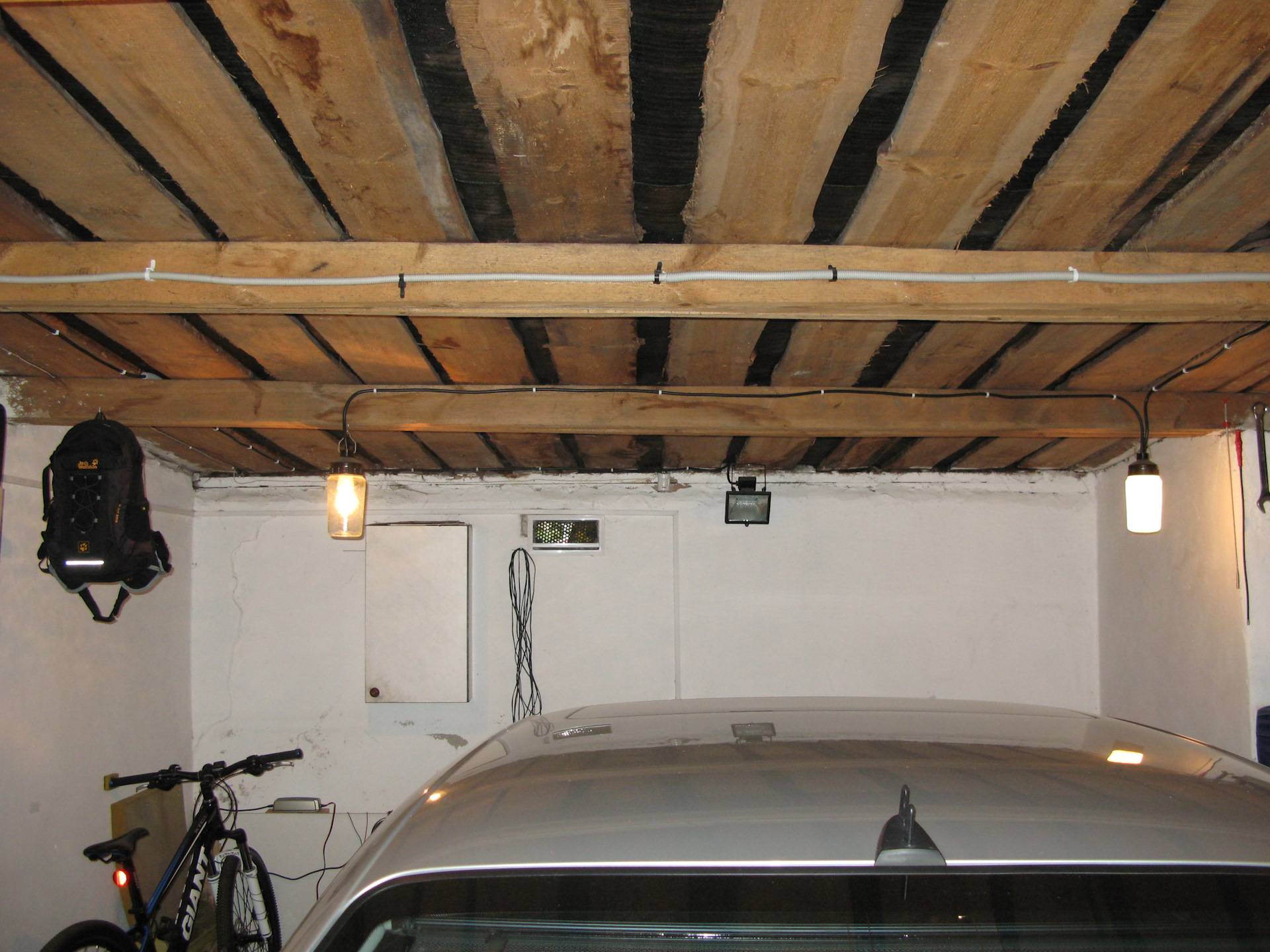 Потолок в гараже — какой лучше сделать?