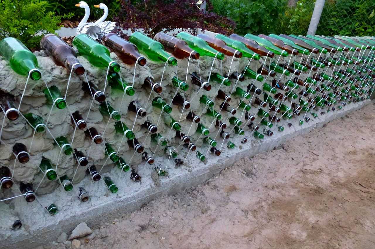 Забор из бутылок своими руками - просто, дешево, красиво