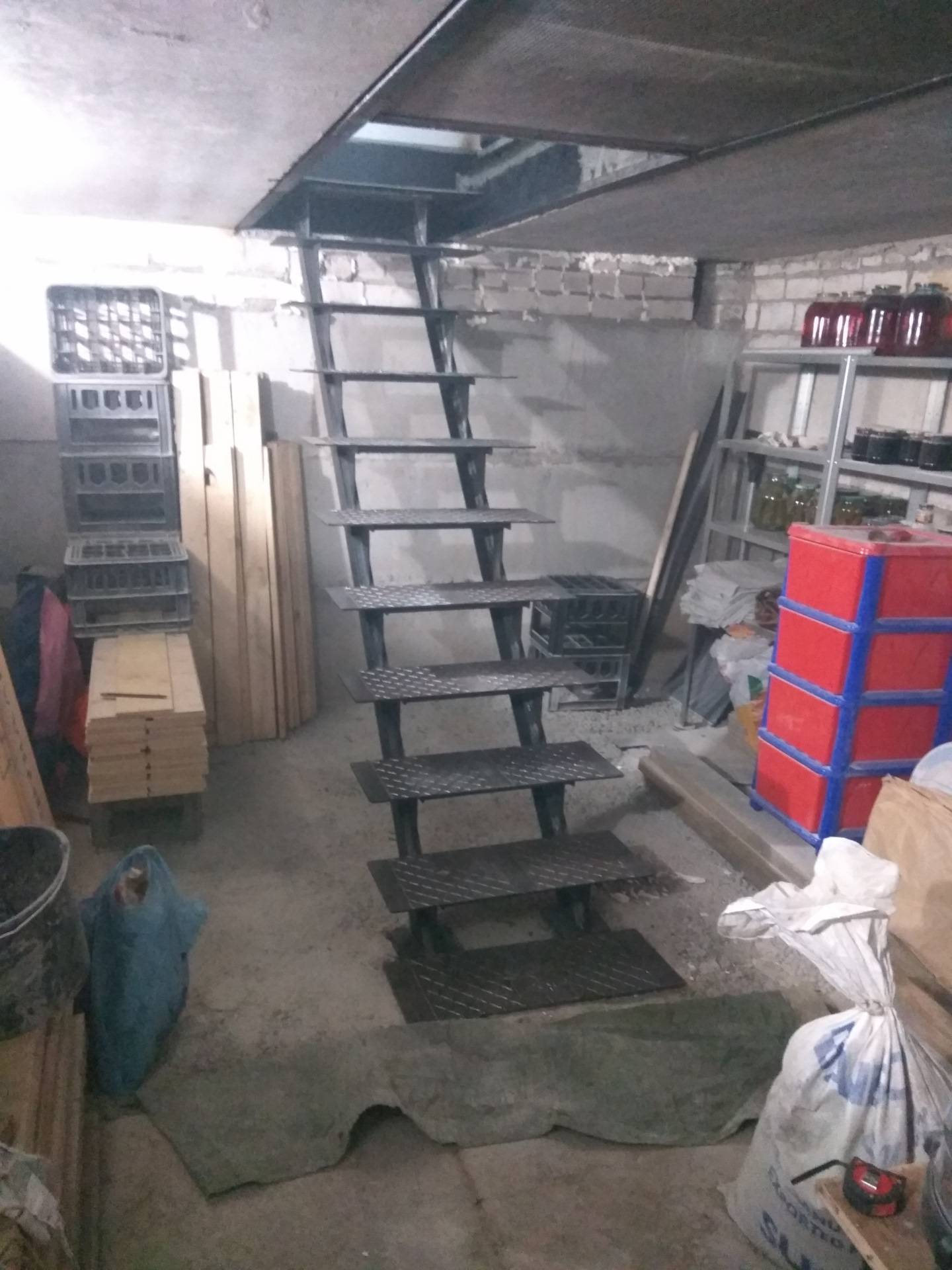 Лестница на второй этаж, в подвал и смотровую яму в гараже своими руками: как сделать