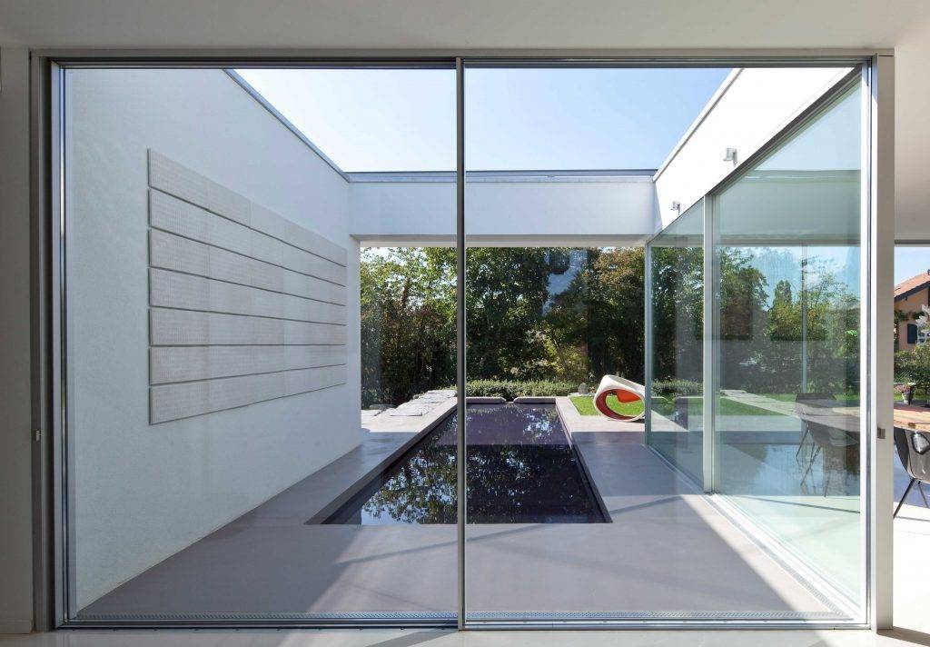Сферы использования алюминиевых дверей со стеклом