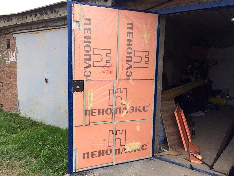 Обшивка гаражных ворот. как утеплить распашные ворота в гараже ⬅⬅⬅