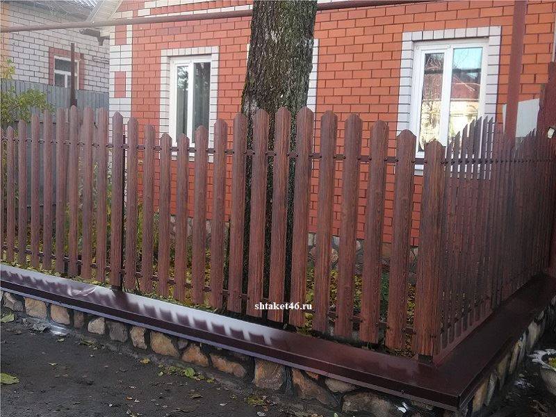 Палисадник из штакетника: виды, способы укладки
