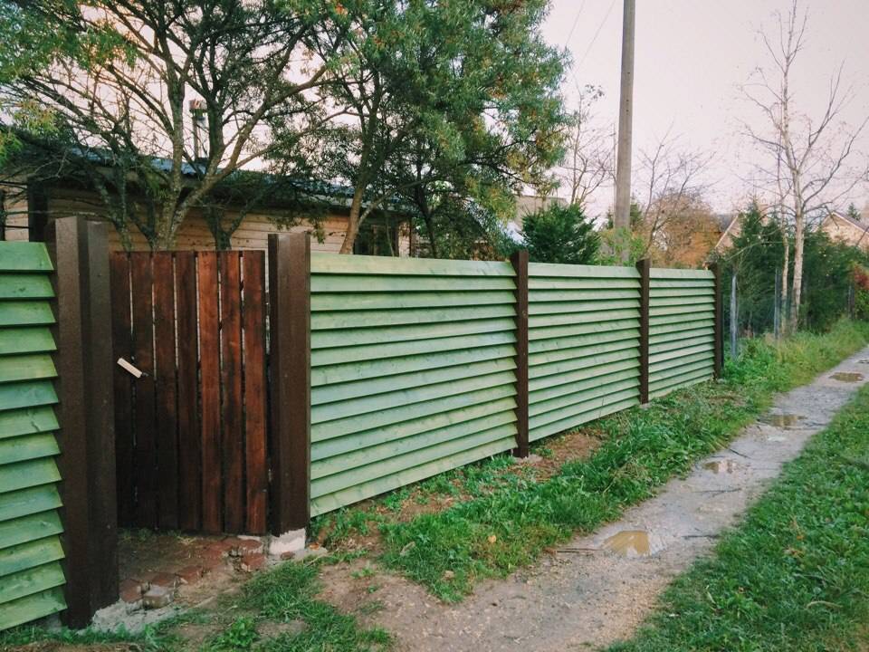 Забор из деревянного штакетника елочка. красивый деревянный забор своими руками: фото и видео. установка забора-лесенки своими руками