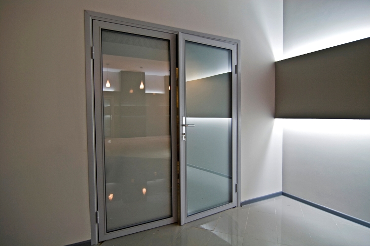Сферы использования алюминиевых дверей со стеклом