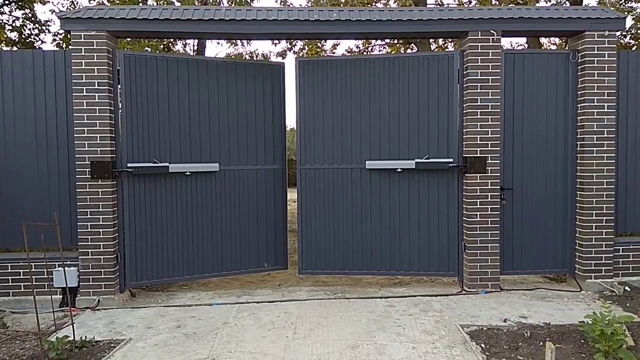 Металлические распашные ворота с калиткой (44 фото): особенности выбора и установки