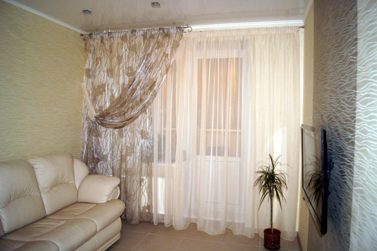 Шторы на балкон, на окно с балконной дверью в гостиной и спальне: римские и тюлевые занавески, идеи дизайна на 6 метров
 - 27 фото