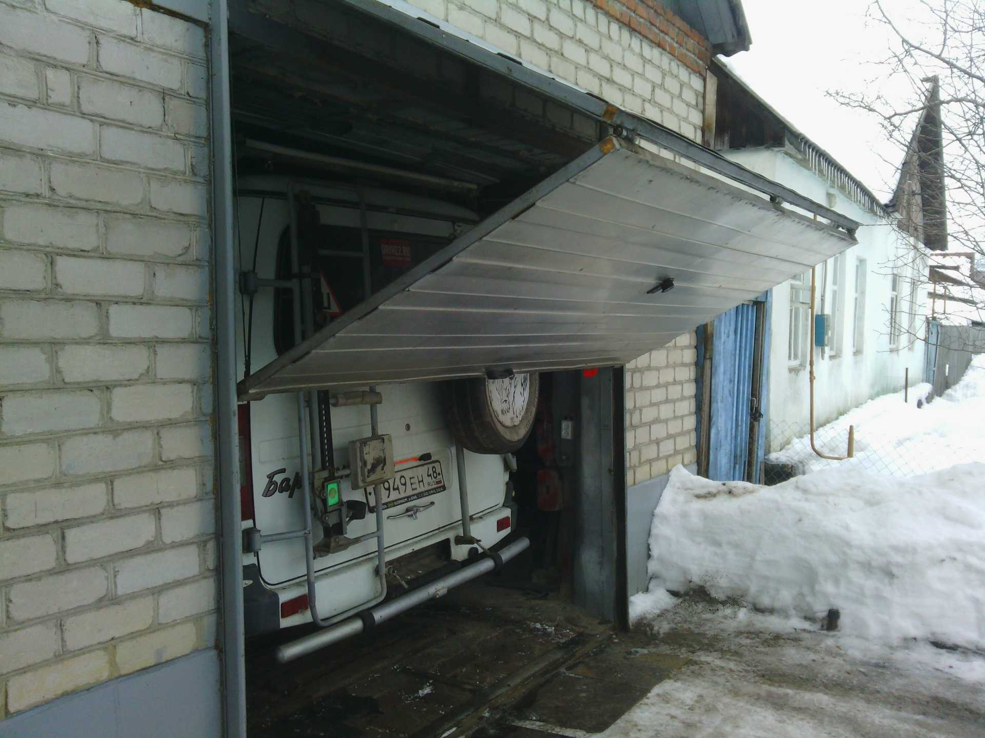 Ворота для гаража на даче своими руками