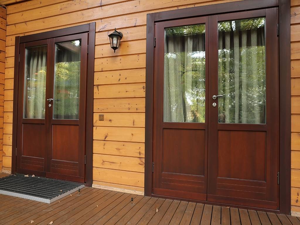 Утепленные двери для загородного дома: полотна из дерева и металла