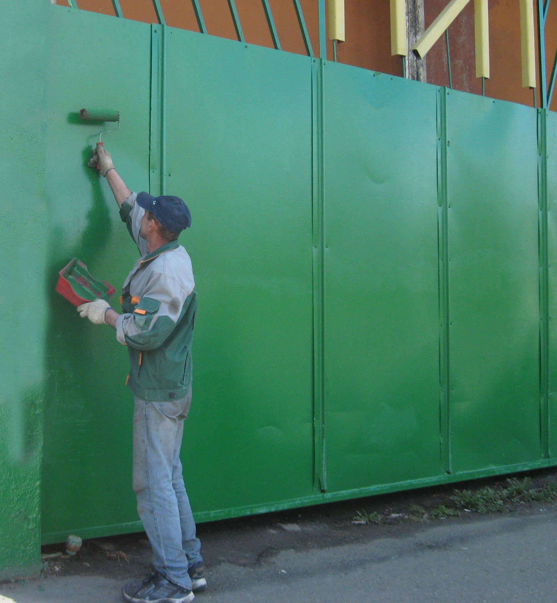 Как покрасить металлические ворота своими руками?