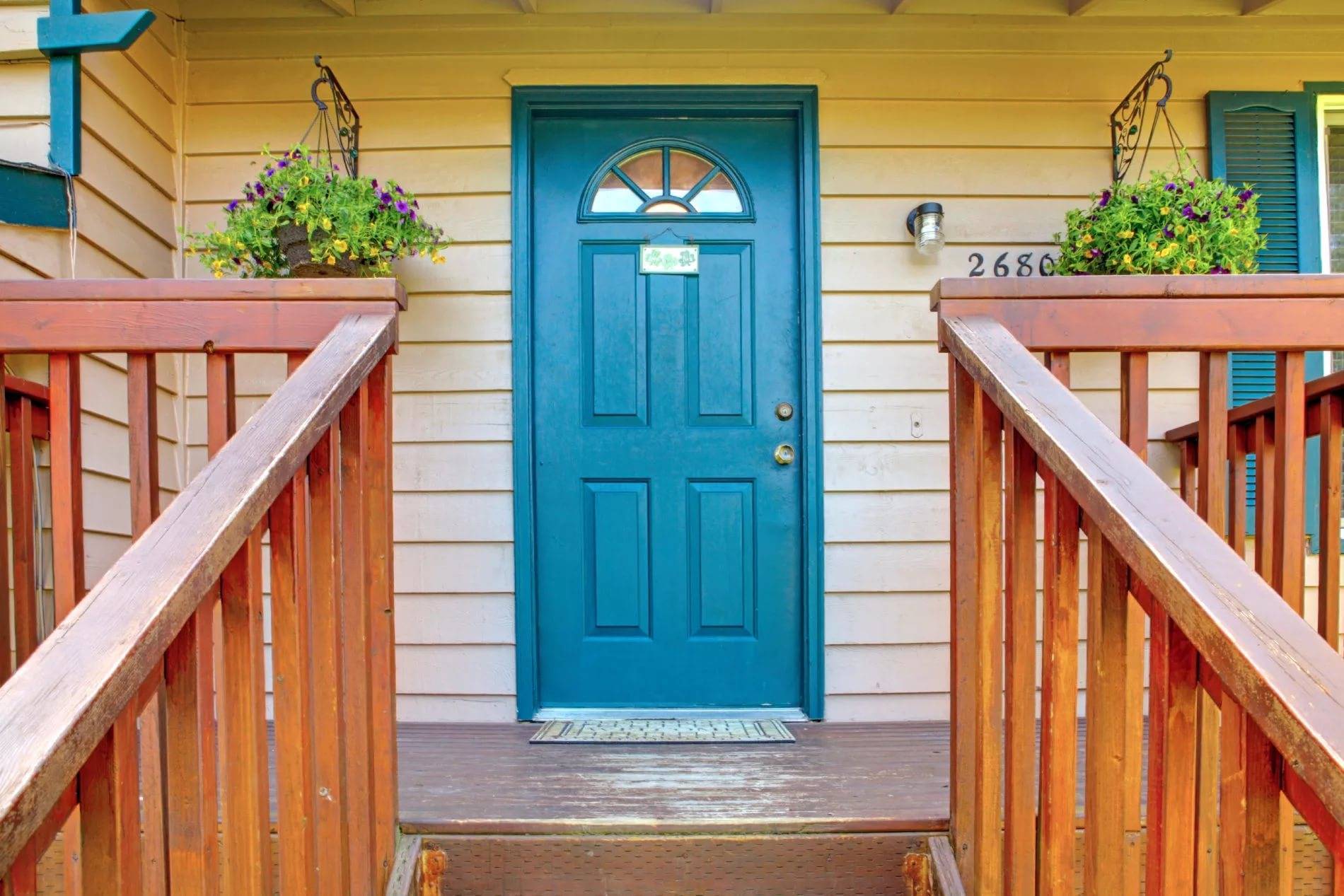 Входная металлическая дверь в деревянный дом: выбор и установка