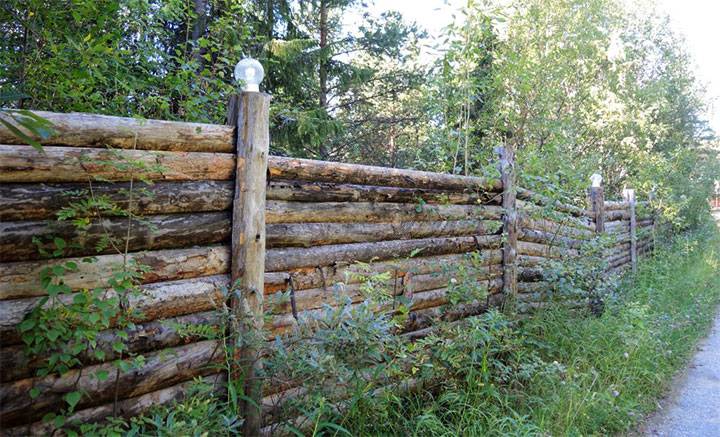 Забор из бревен (бруса) своими руками: фото ограждения на даче, видео и схемы установки