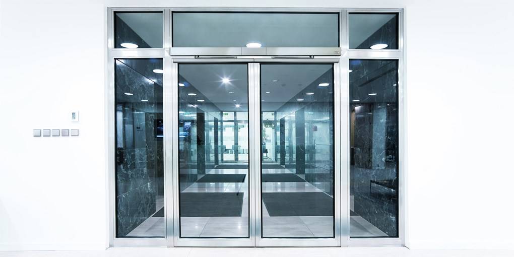 Межкомнатные алюминиевые двери со стеклом