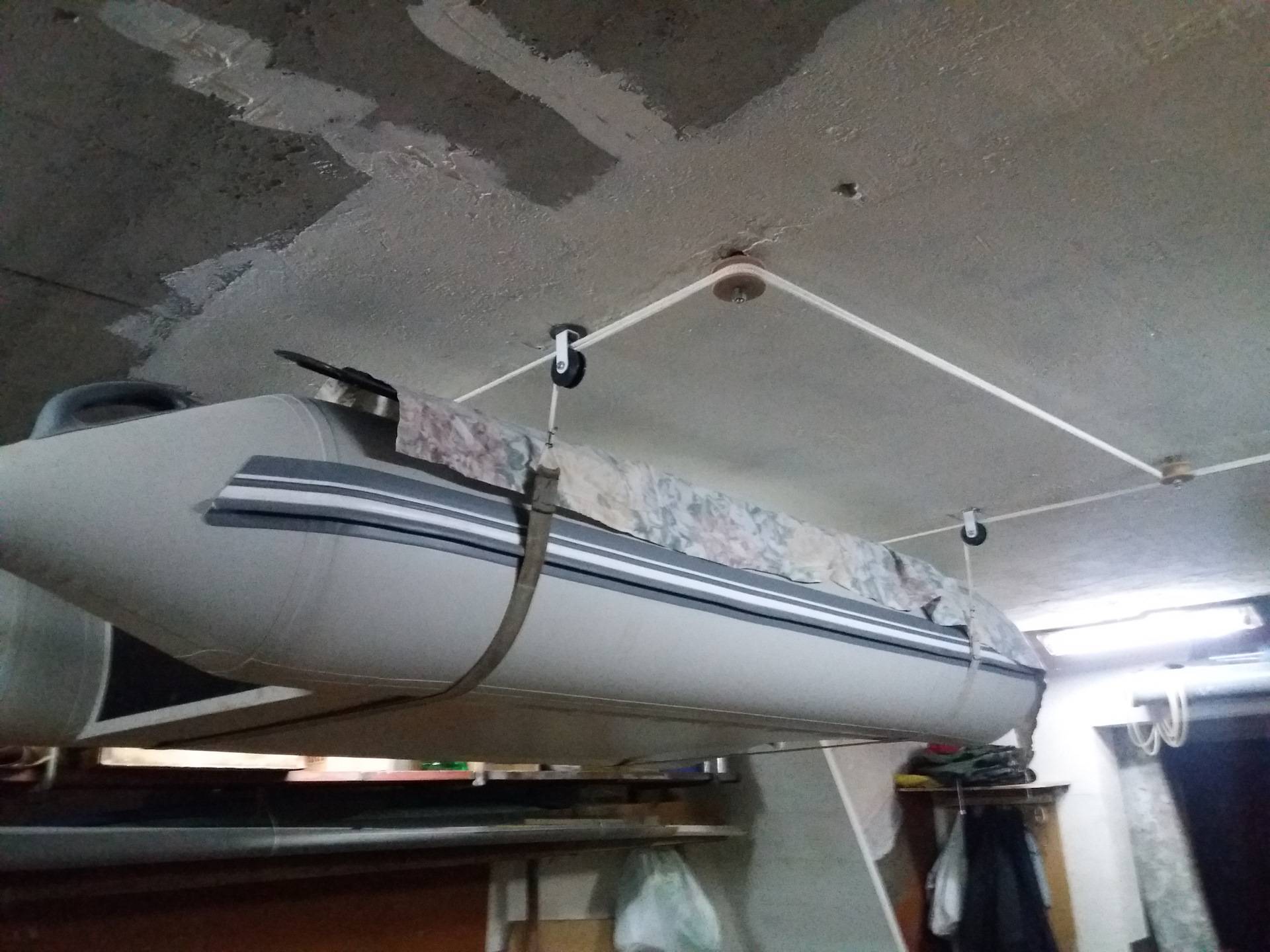 Как_поднять_лодку_к_потолку_в_гараже