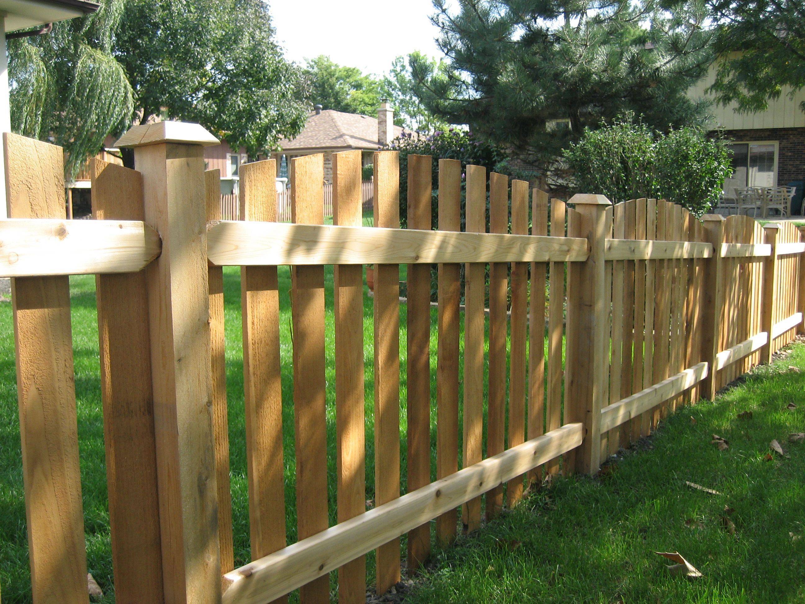 Забор из деревянного штакетника: горизонтальный, вертикальный, резной, березовый, полукруглый, елочкой, плетенный, решетчатый