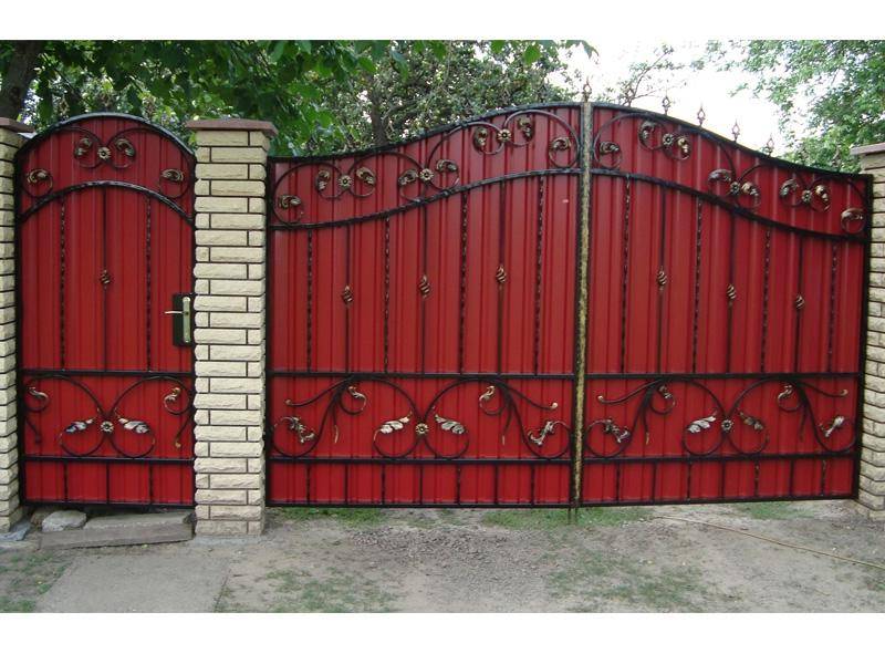 Ворота из профнастила с элементами ковки: красивая защита для вашего дома