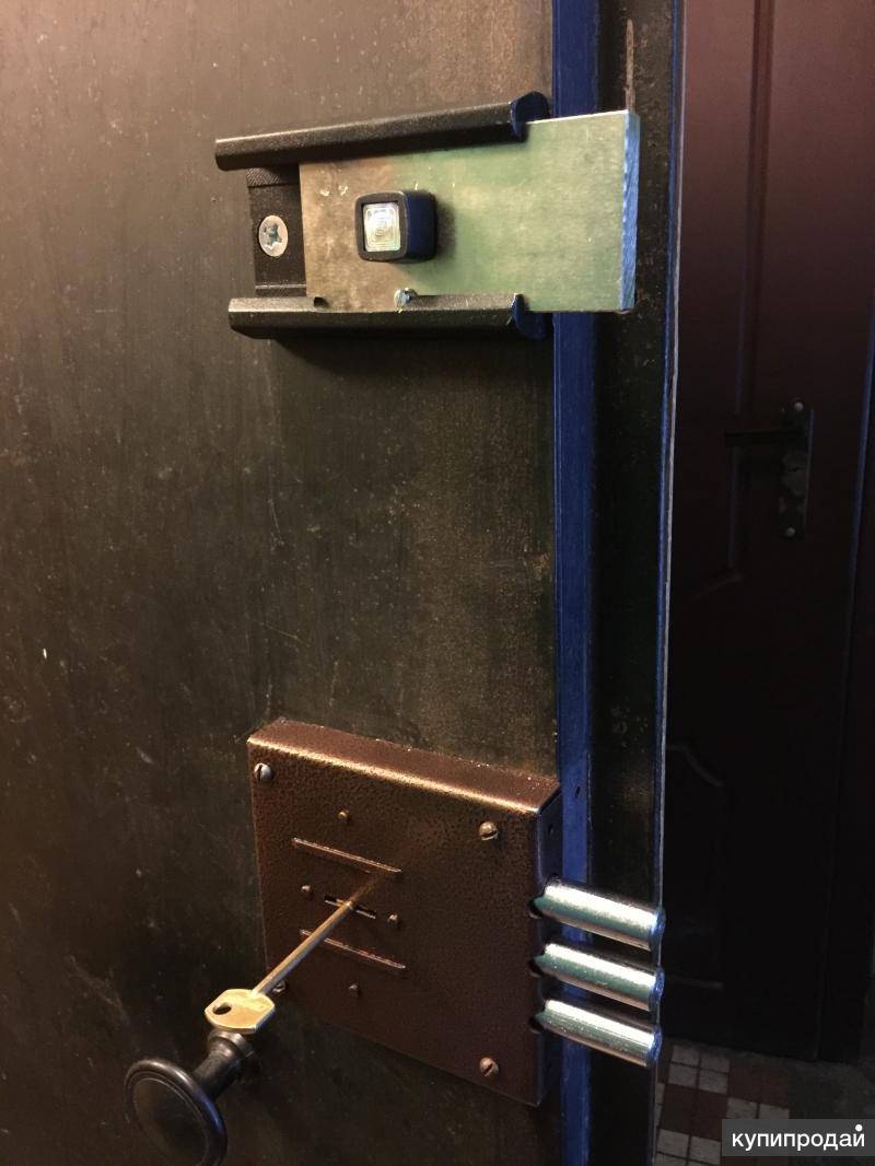 Электрозамок в заводской железной двери