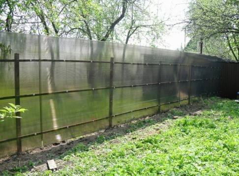 Преимущества и недостатки забора из поликарбоната