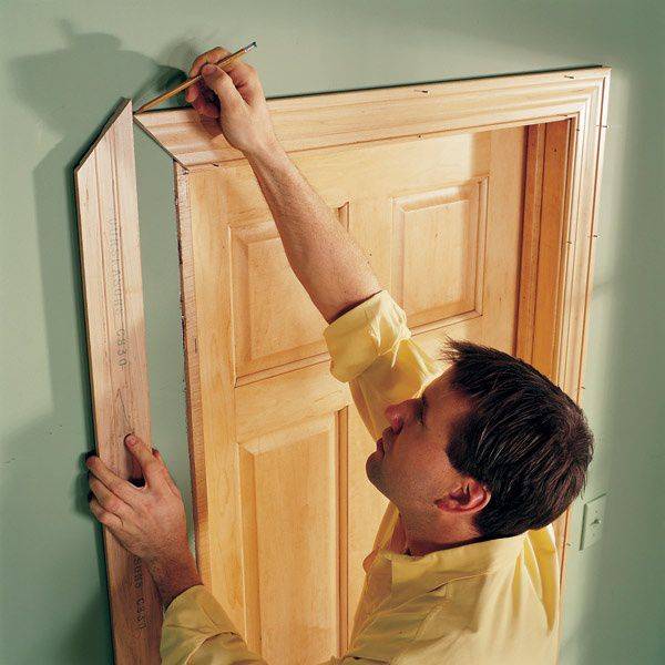Как отремонтировать деревянную межкомнатную дверь своими руками