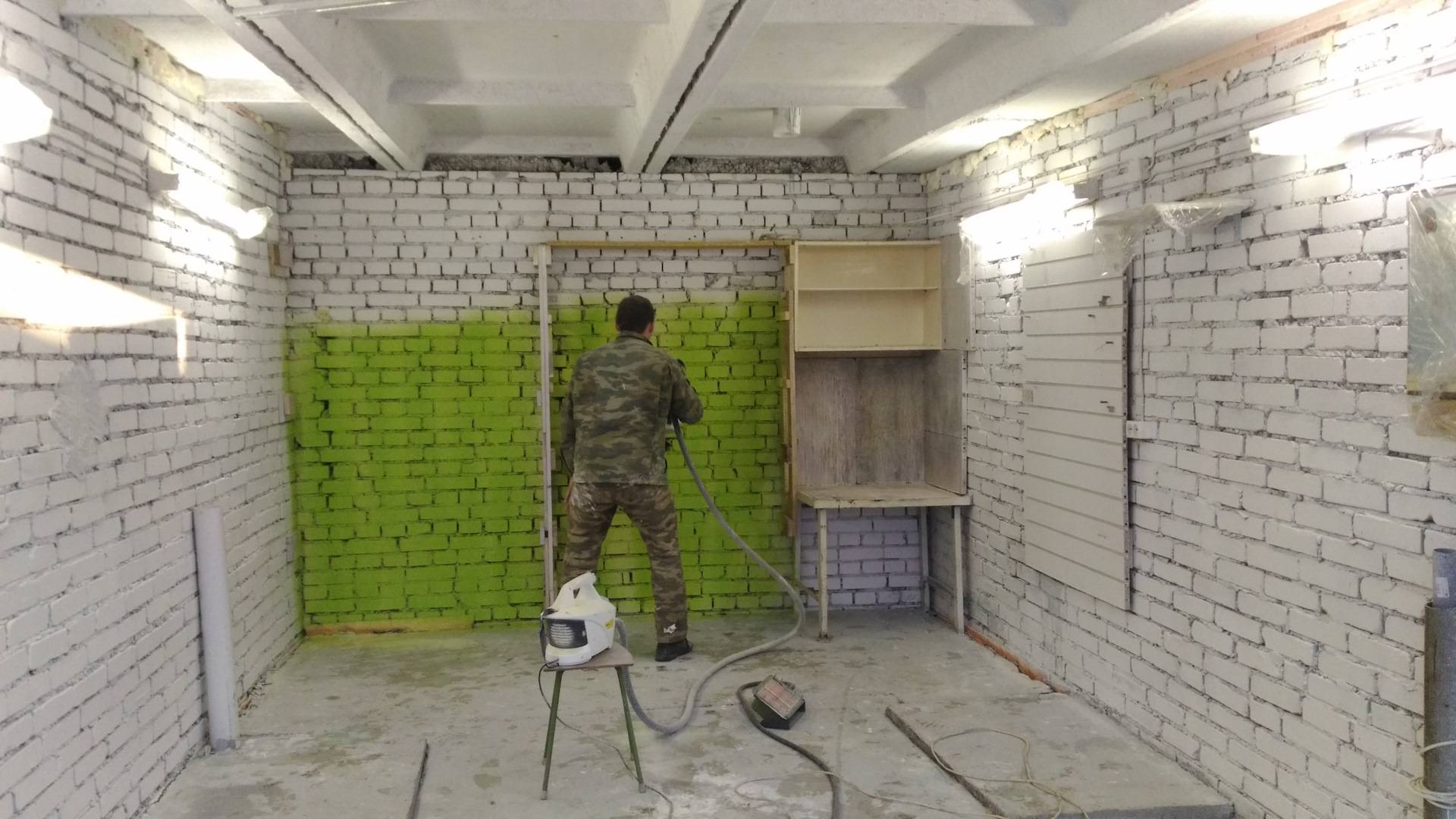Какой краской покрасить стены в гараже: бетонные, кирпичные или по штукатурке