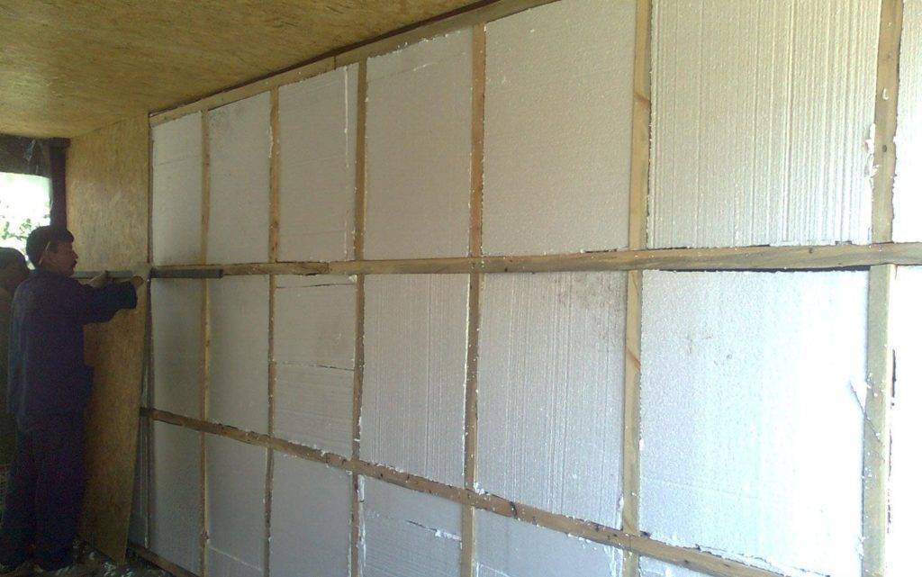 Утепление потолка в гараже изнутри недорого пеноплексом своими руками и пенопластом, чем лучше
