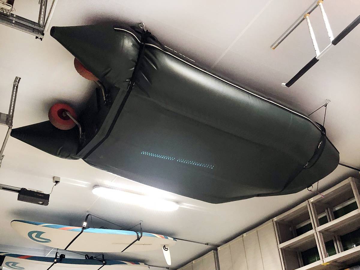 Хранение лодки пвх в гараже под потолком: как подвесить, прячем лодочный мотор и прицеп на зиму