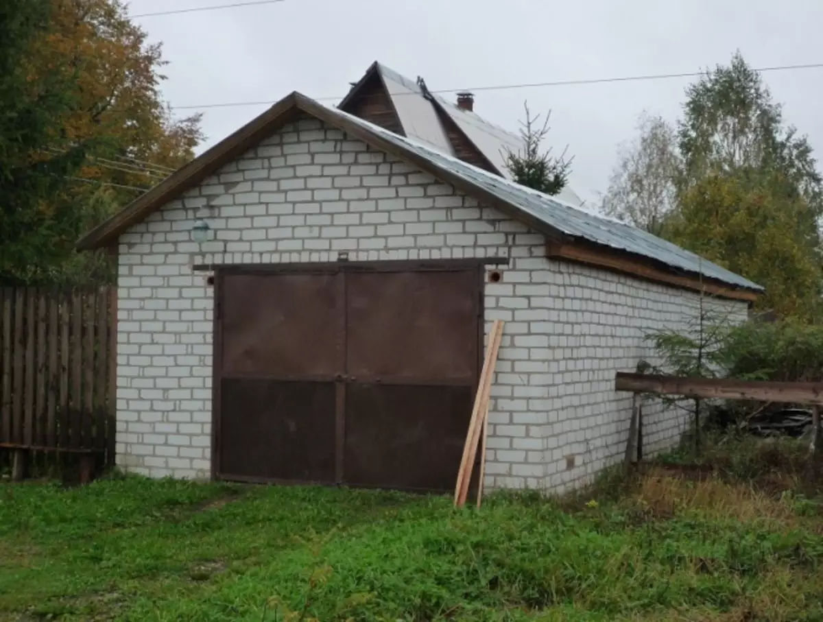 Гараж в деревне из кирпича