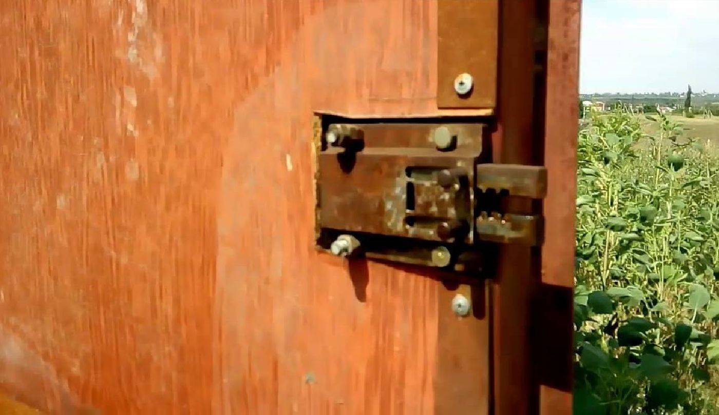 Как открыть межкомнатную и входную дверь, если заклинило замок: видео