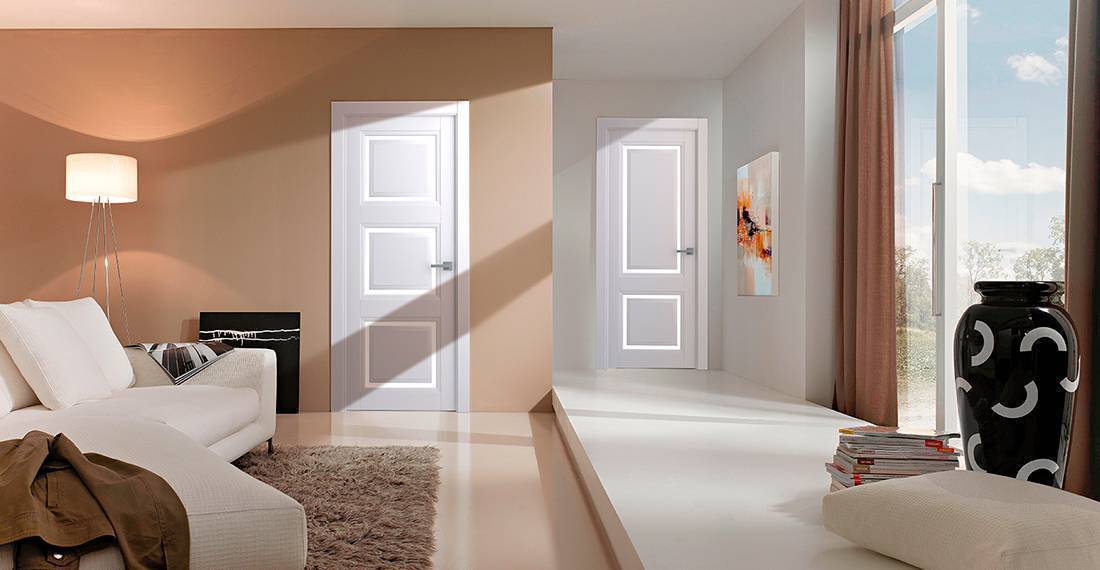Интерьеры с белыми и светлыми дверями: идеи сочетания оттенков