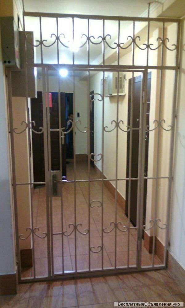 Решетчатые двери: входная дверь с окном, конструкция раздвижных металлических решеток, железные изделия
