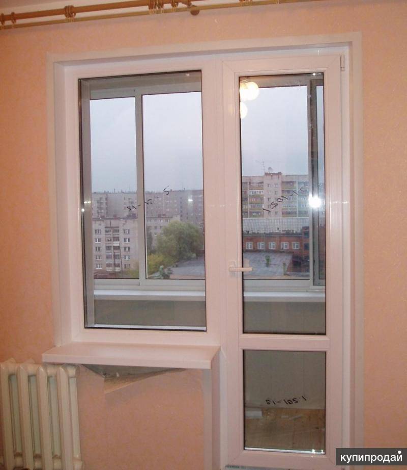 Функциональные пластиковые двери на балкон: 3 преимущества