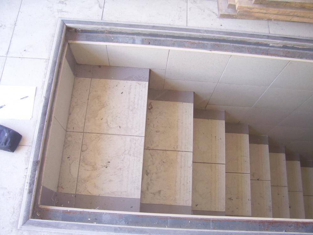 Лестница в смотровую яму в гараже: выбор материала и конструкции, изготовление своими руками