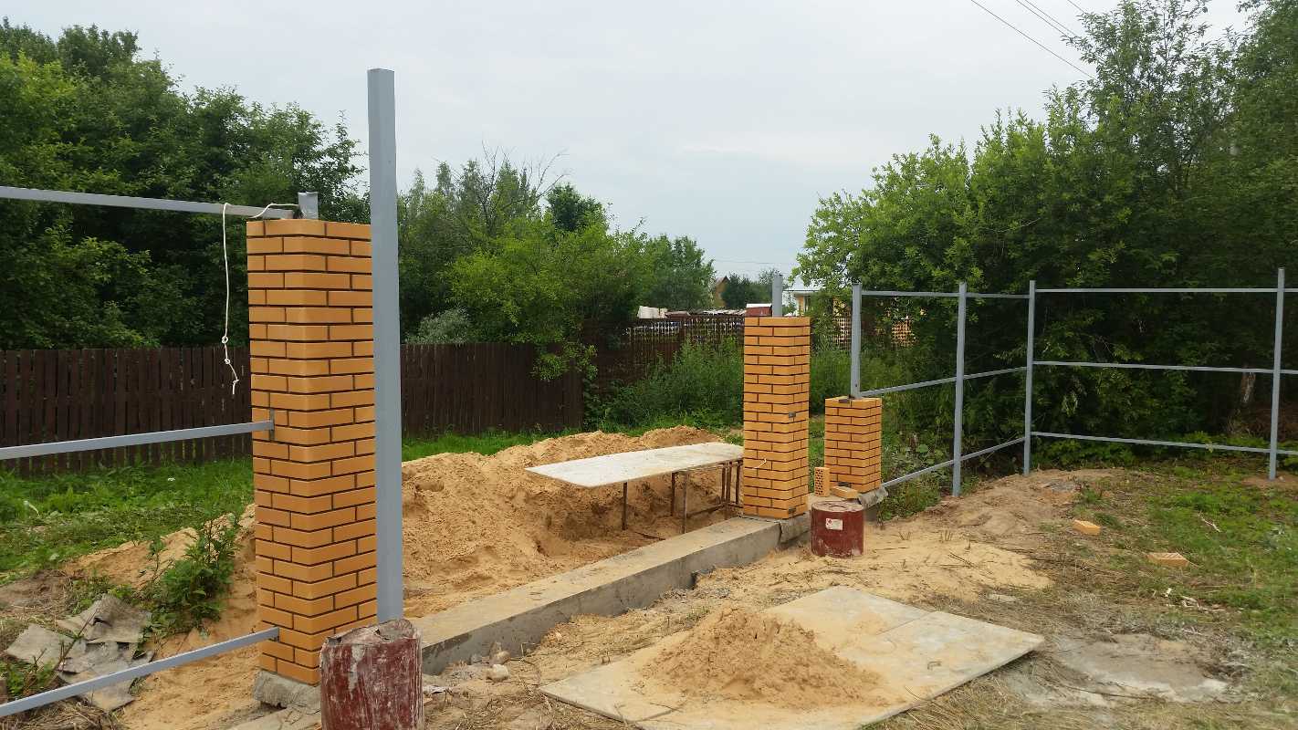 Фундамент под забор с кирпичными столбами своими руками