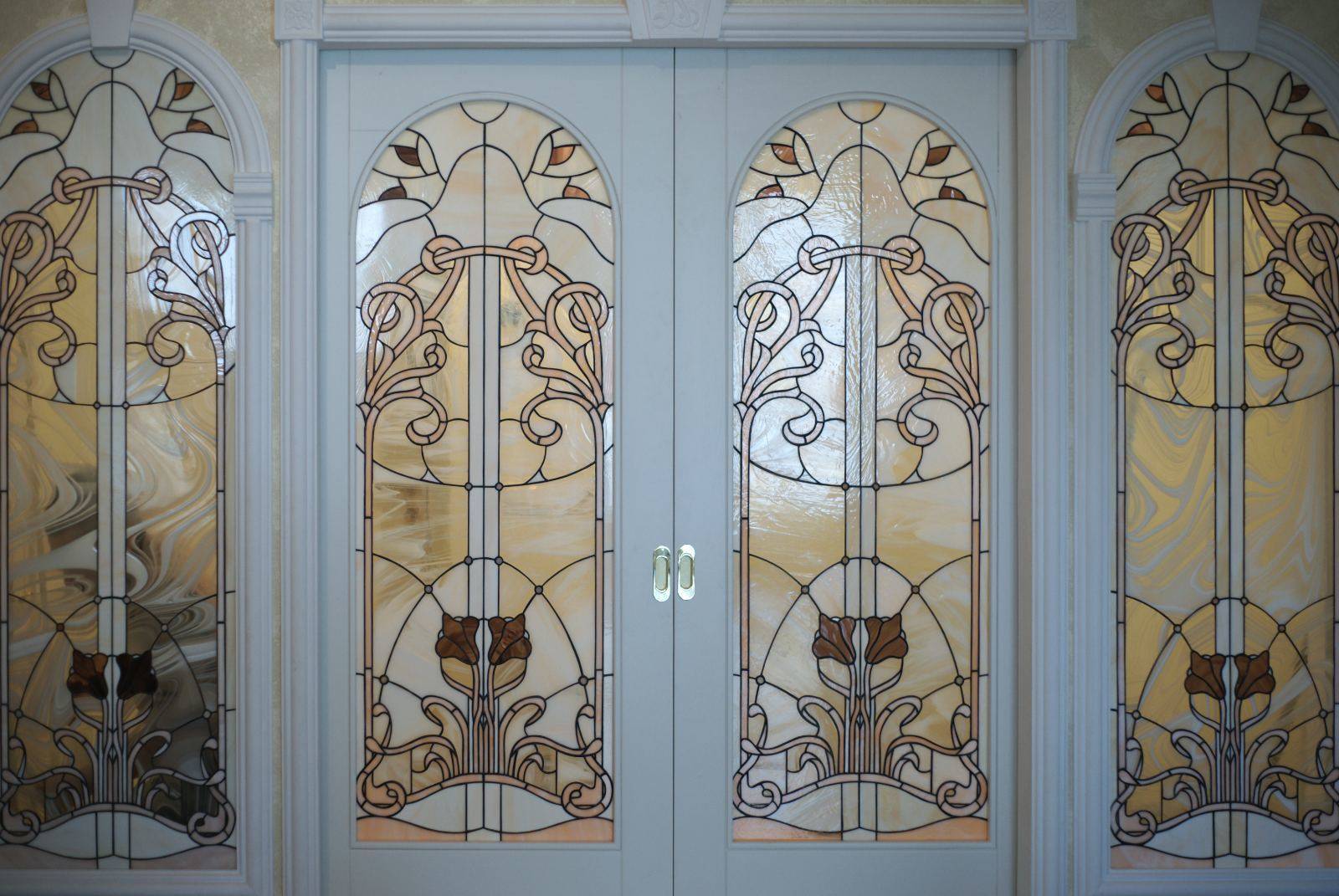 Витражные двери межкомнатные и входные, соответствие дизайну и цветовой палитре интерьера.